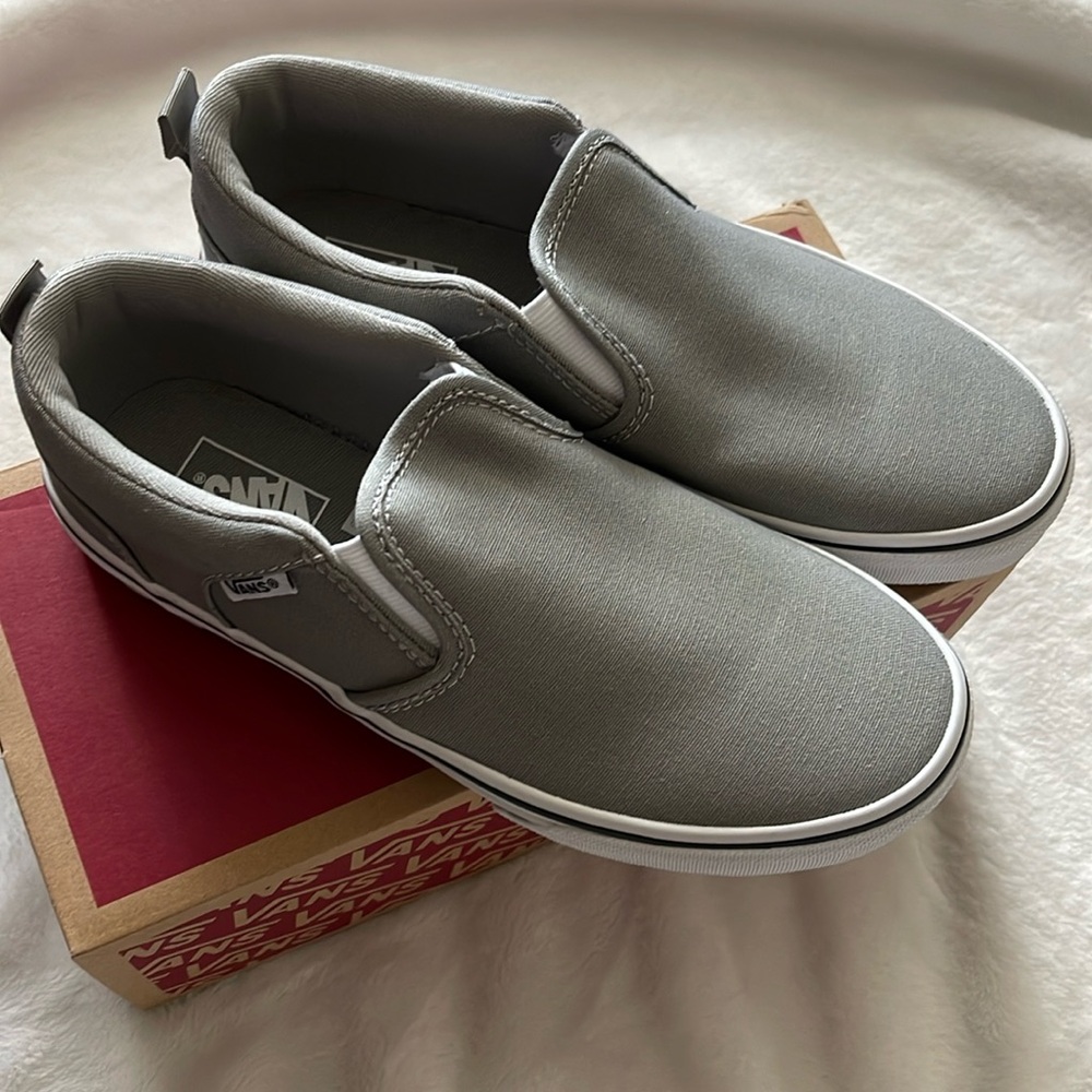 BRAND NEW Van’s Size 4 (big kid)